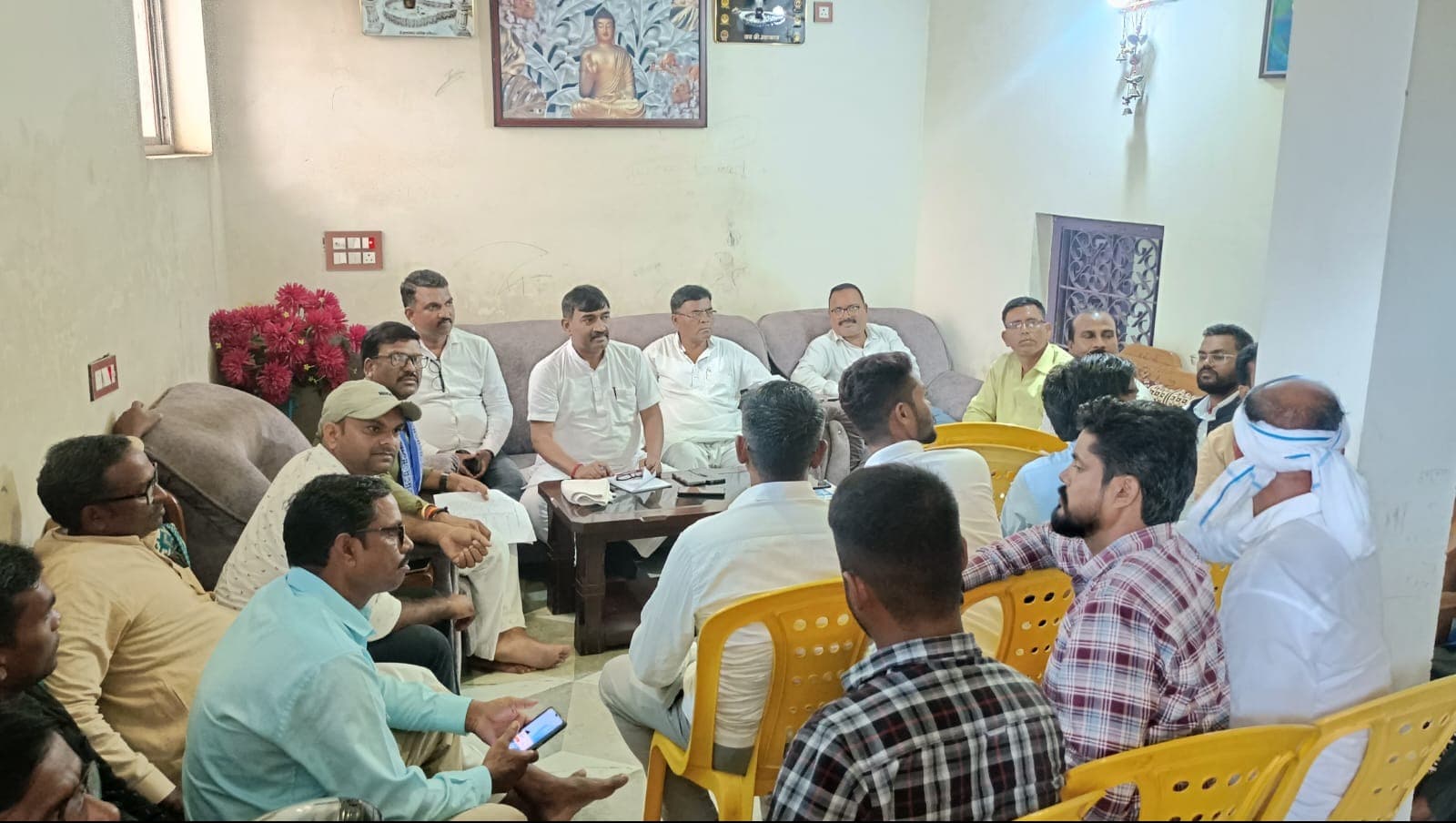 बरही में दलित समाज की बैठक, करमा संतोष भुईयां का मामला छाया