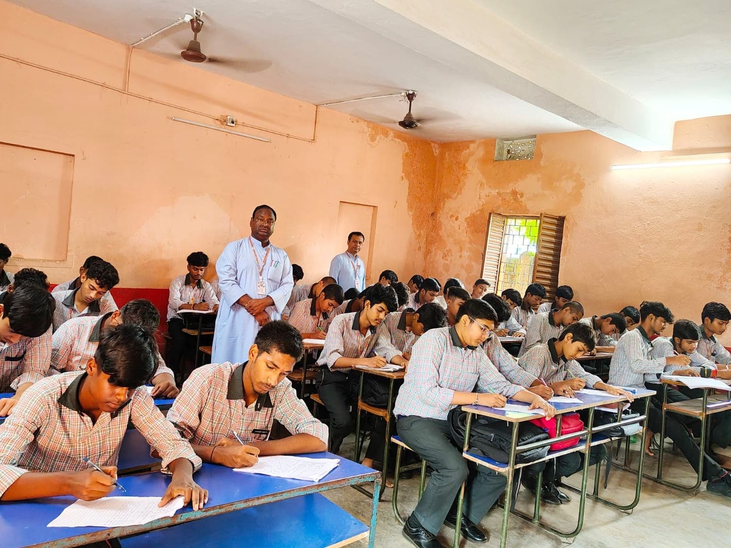 निबंध लेखन से बढ़ती है चिंतन और अभिव्यक्ति की क्षमता : उमेश प्रसाद