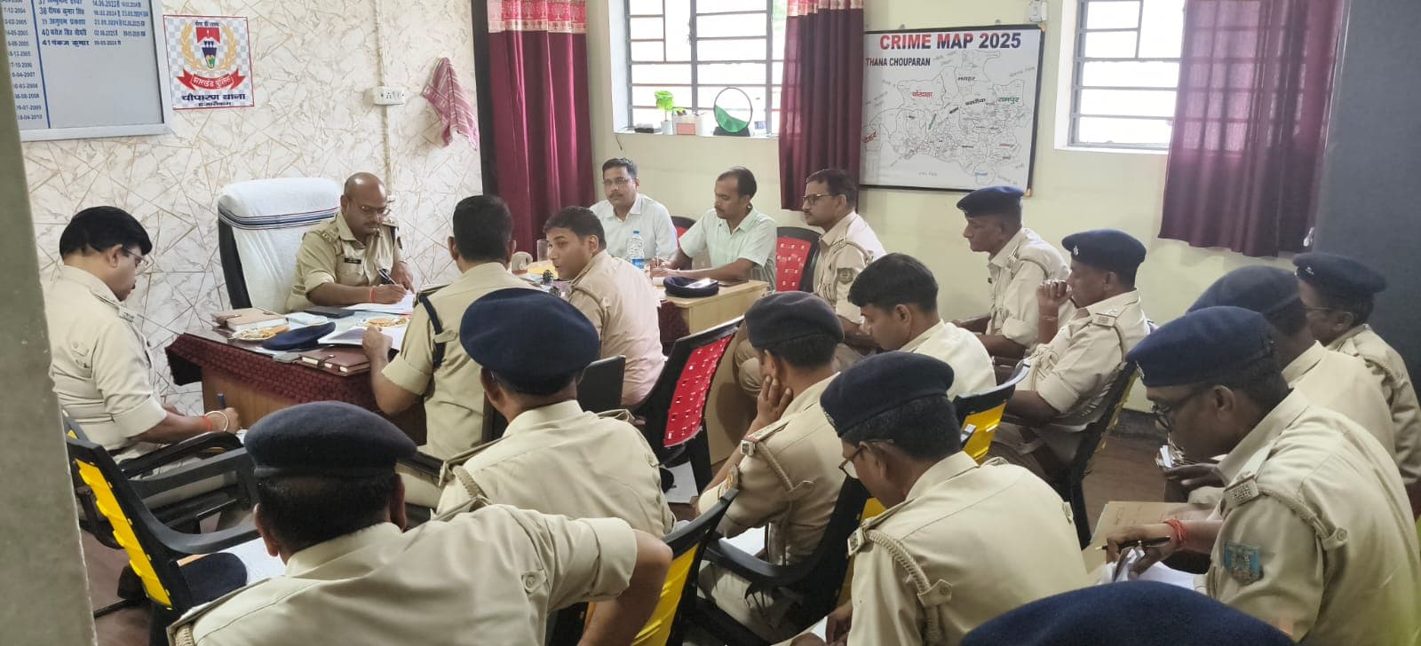 चौपारण थाना पहुंचे एसपी, लंबित कांडों के शीघ्र निष्पादन का निर्देश