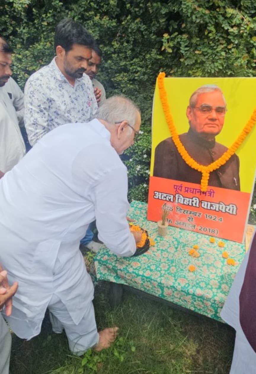 अटल बिहारी वाजपेयी की पुण्यतिथि पर भाजपा कार्यकर्ताओं ने दी श्रद्धांजलि  