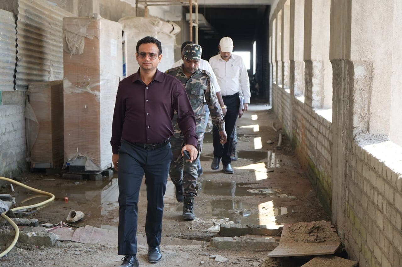 शेख भिखारी मेडिकल कॉलेज अस्पताल के निर्माण कार्यों का उपायुक्त ने लिया जायजा