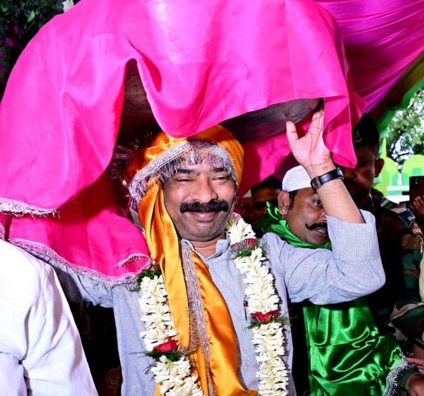 रिसालदार बाबा की मजार पर पहुंचे सीएम हेमंत सोरेन, चादरपोशी कर राज्य की खुशहाली की मांगी दुआ