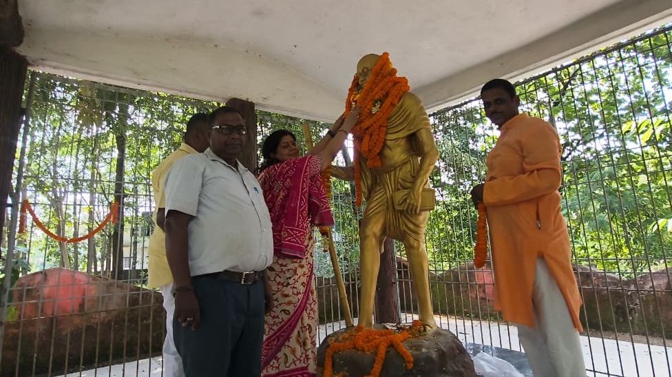 गांधी एवं शास्त्री जयंती पर शेफाली गुप्ता ने किया माल्यार्पण