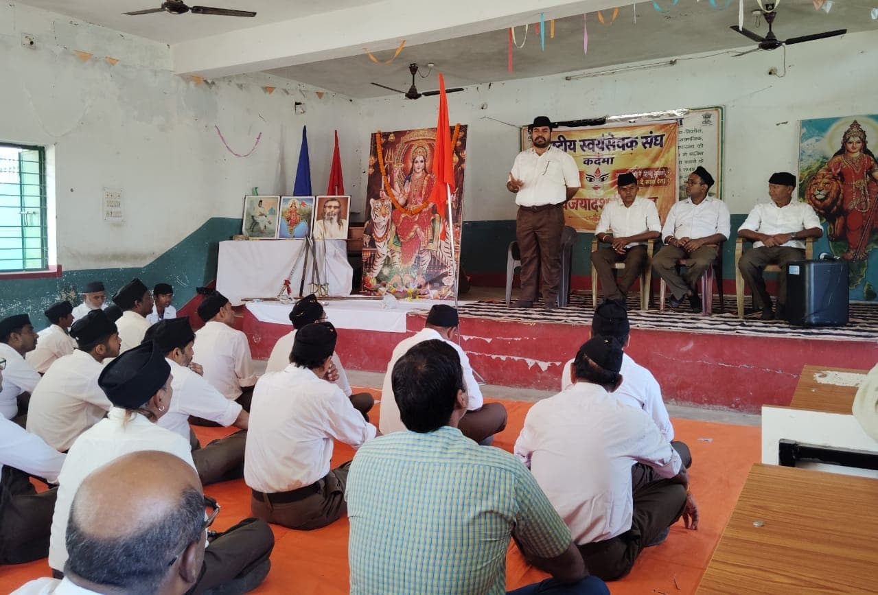 विजयादशमी पर आरएसएस की कदमा शाखा का पथ संचलन, 120 स्वयंसेवक हुए शामिल