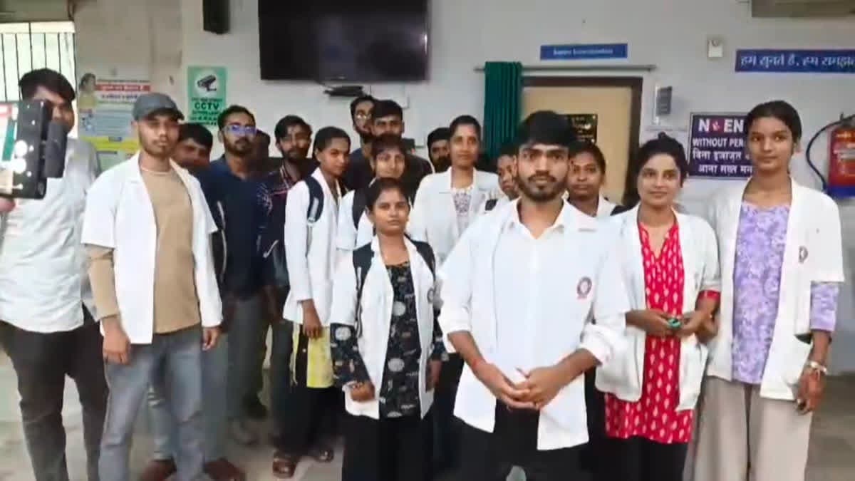 SNMMCH के पैरामेडिकल छात्रों को छह महीने से नहीं मिला मानदेय, आर्थिक परेशानी बढ़ी