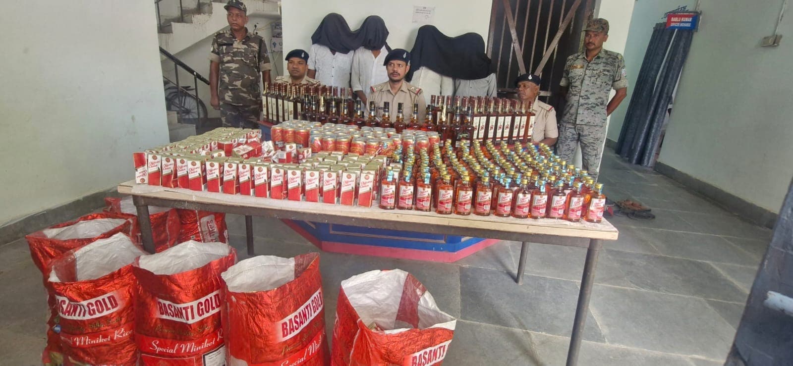 सतगावां में शराब तस्करी पर बड़ी कार्रवाई, 247 लीटर अंग्रेजी शराब जब्त; चार तस्कर गिरफ्तार