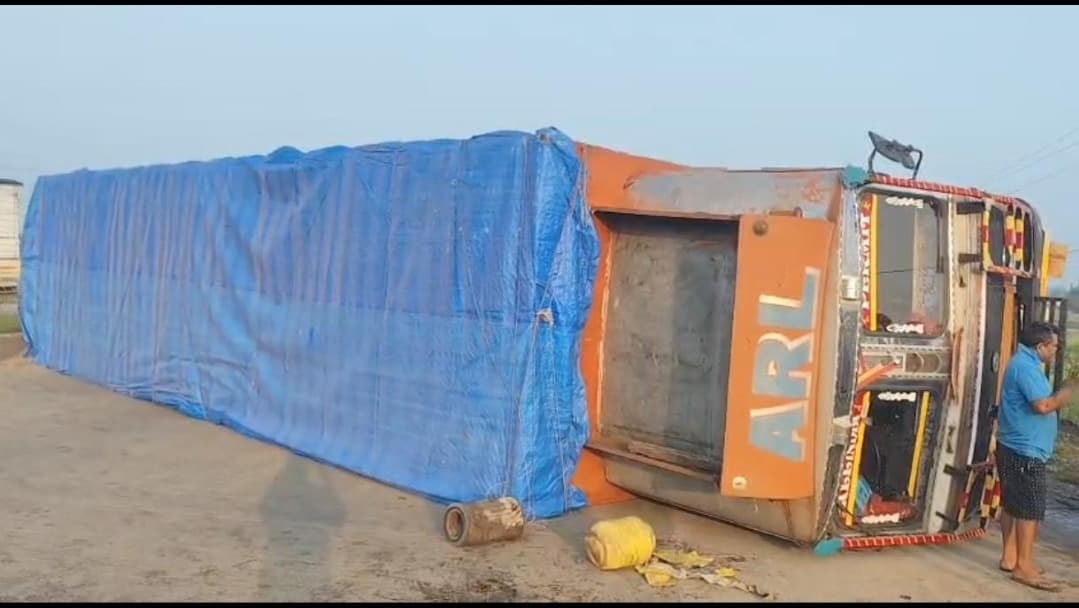 झपकी आते ही अनियंत्रित हुआ दूध लदा कंटेनर, चालक घायल