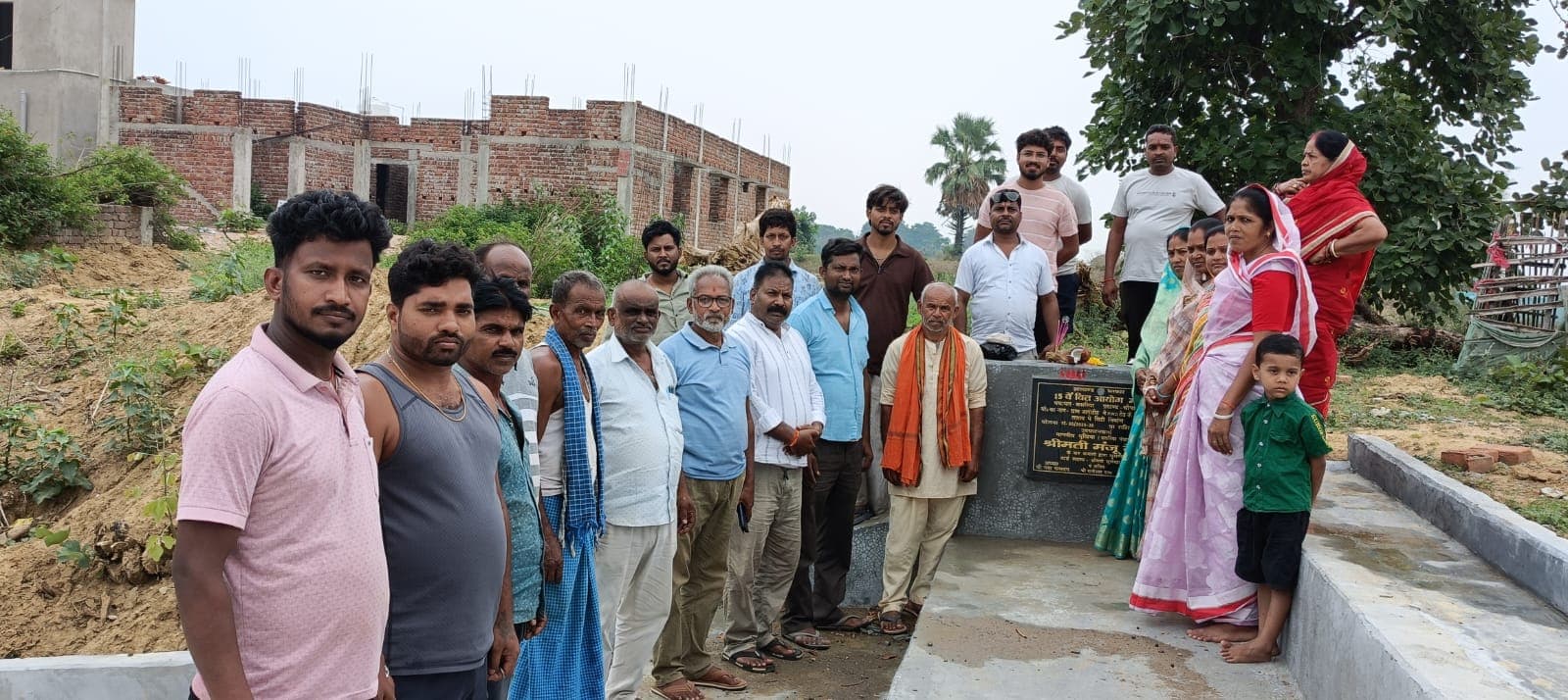 चौपारण के बसरिया में नवनिर्मित छठ घाट सीढ़ी का मुखिया मंजू देवी ने किया उद्घाटन