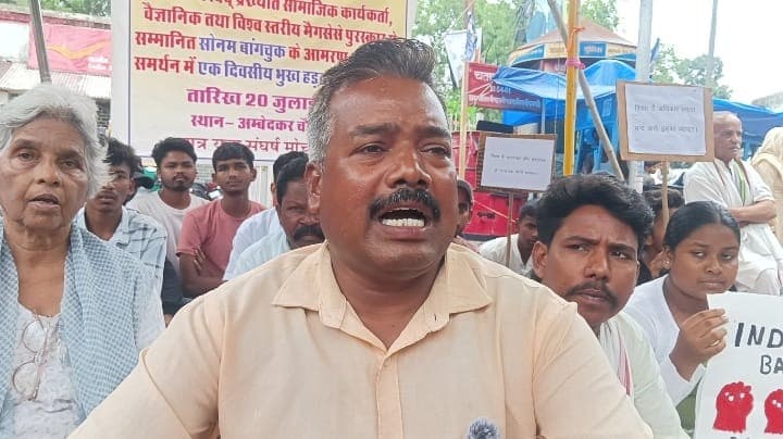 सोनम वांगचुक के समर्थन में चतरा में छात्रों का सत्याग्रह, शिक्षा सुधार की उठाई मांग