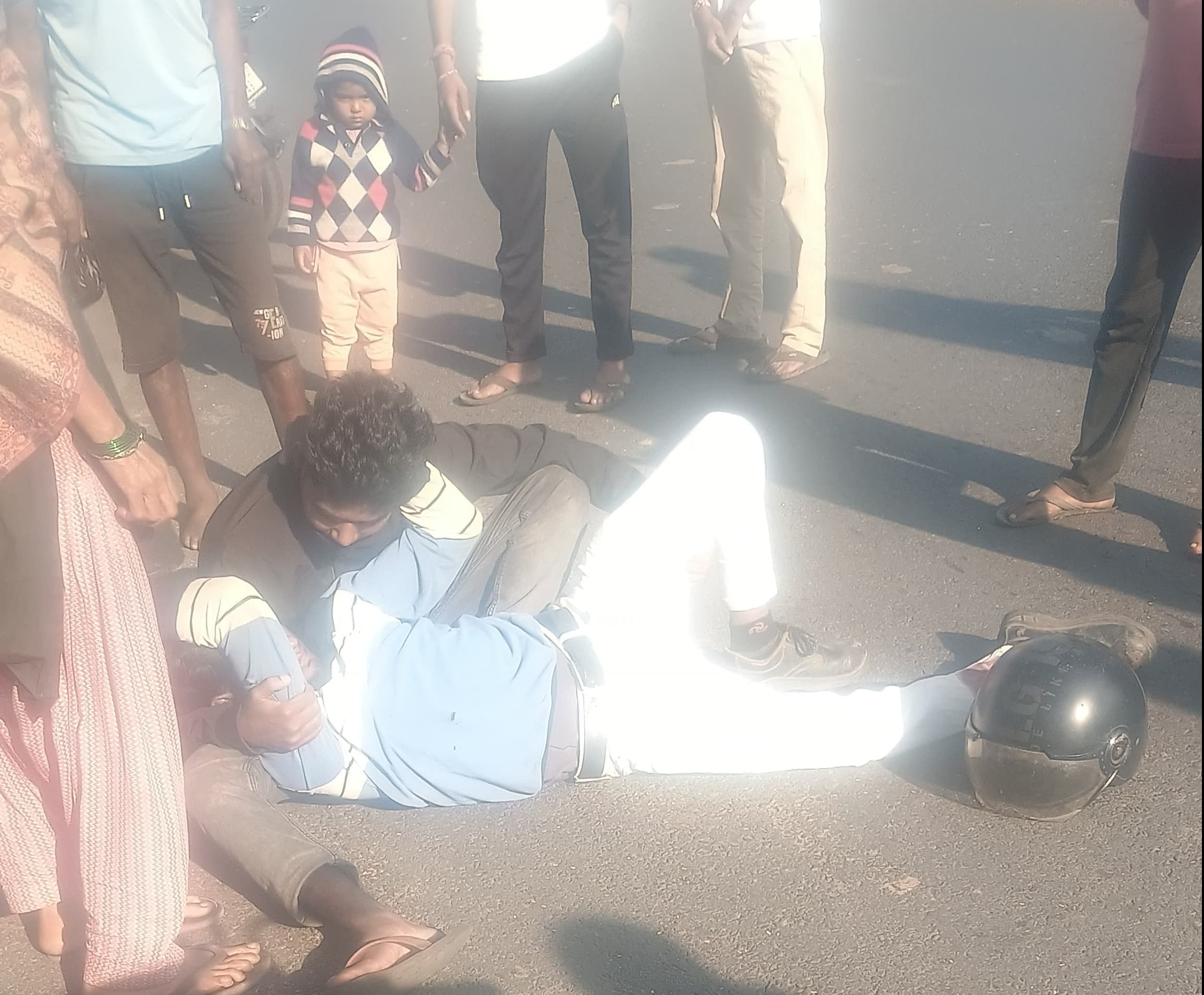 अज्ञात वाहन की चपेट में आने से बाइक सवार युवक हुआ घायल