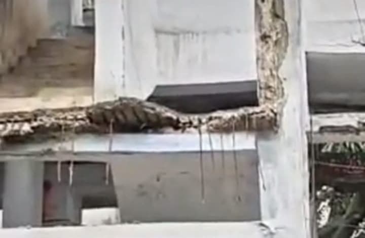 बोकारो स्टील सिटी में बड़ा हादसा टला, आवास की सीढ़ी की रेलिंग टूटकर गिरी, दो परिवार फंसे