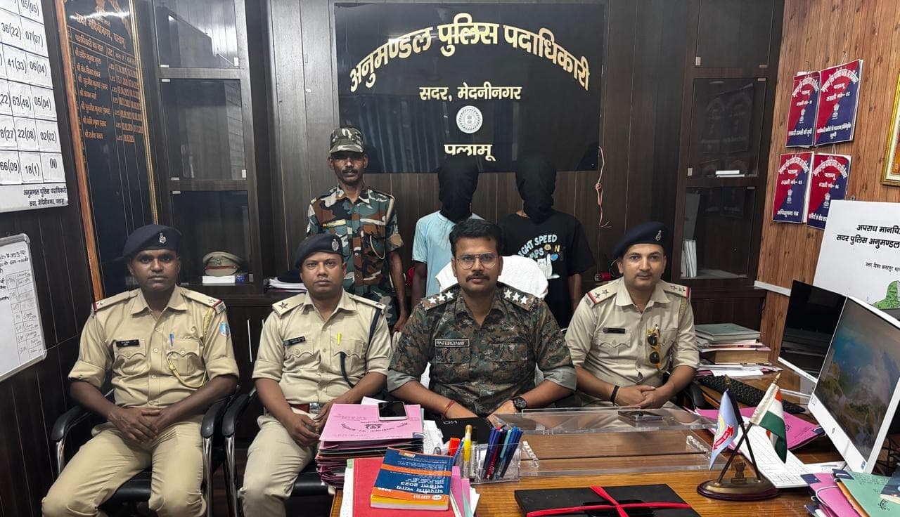 पलामू पुलिस का बड़ा खुलासा: चोरी की वारदात का उद्भेदन, दो आरोपी गिरफ्तार, लैपटॉप-आईफोन समेत सामान बरामद