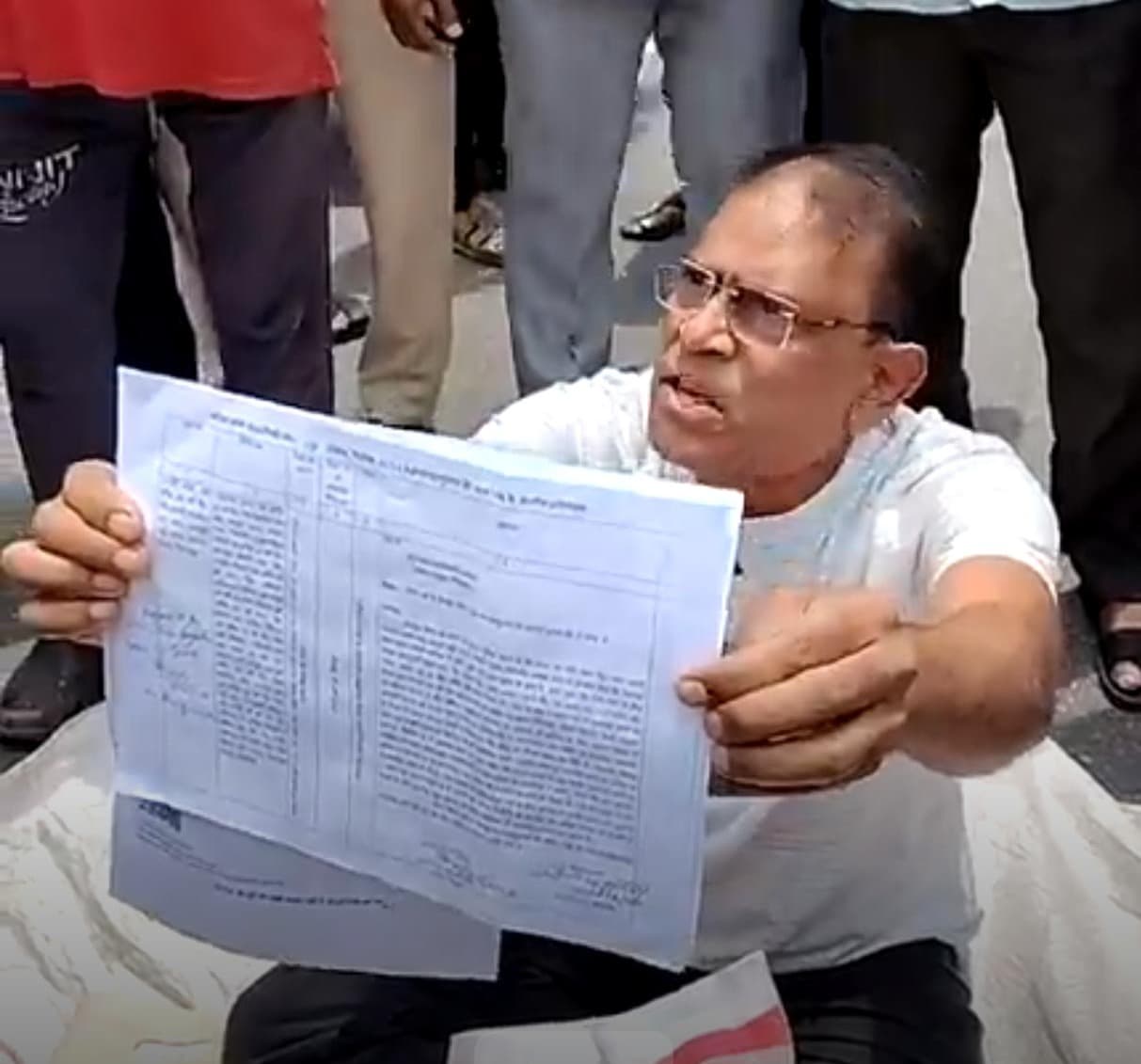बगोदर थाना प्रभारी पर रिश्वत लेने का आरोप, जमीन मालिक का हाईवोल्टेज धरना