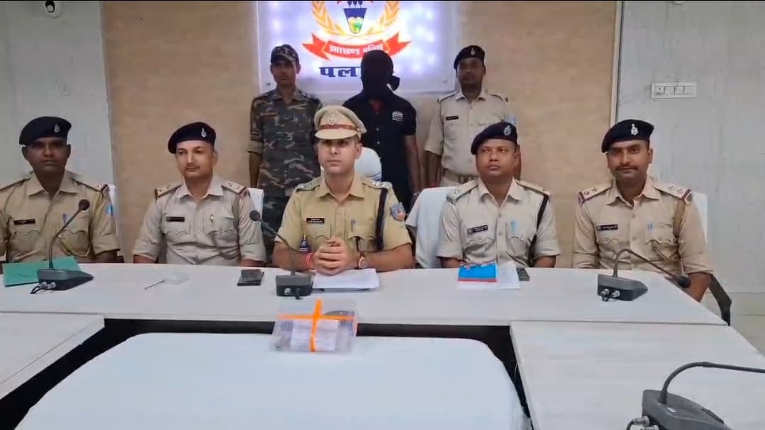 पलामू पुलिस ने हथियार के साथ एक आरोपी को किया गिरफ्तार, देसी कट्टा व कारतूस बरामद