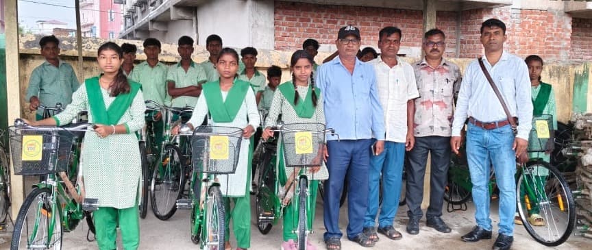 स्कूली बच्चों के बीच साइकिल वितरण, मुखिया प्रतिनिधि विश्वेश्वर यादव ने किया 