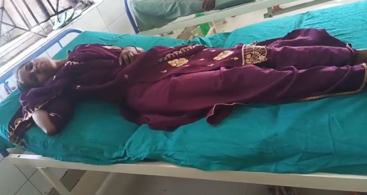 घर में घुसकर मारपीट, छेड़खानी और लूटपाट का आरोप, महिला ने मुफ्फसिल थाना में दिया आवेदन