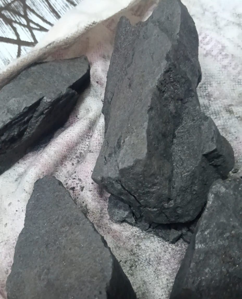 मनरेगा डोभा की खुदाई में मिला रहस्यमयी काला पदार्थ, वैज्ञानिक जांच के बाद होगा खुलासा