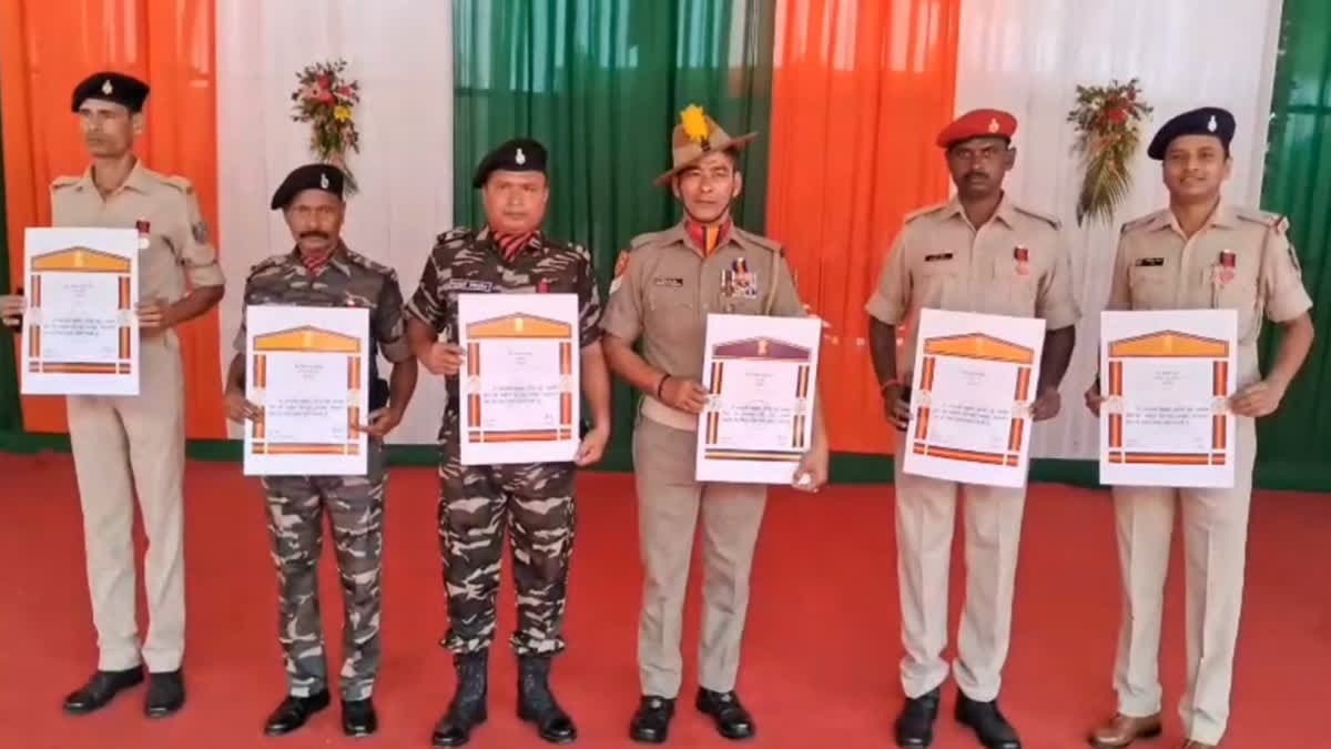 स्वतंत्रता दिवस पर CM हेमंत सोरेन ने पुलिस अधिकारियों-जवानों को किया सम्मानित