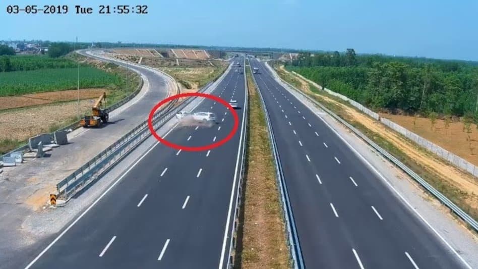 कट छूटा, कार हुई रिवर्स... और अगले ही पल मौत ने मारी टक्कर! CCTV में कैद हुआ हादसा