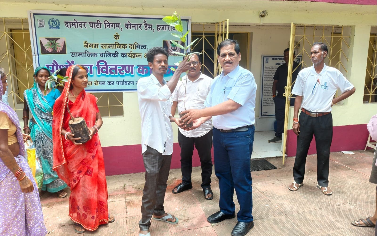 डीवीसी कोनार ने ग्रामीणों के बीच बांटे पौधे, पर्यावरण संरक्षण का दिलाया संकल्प