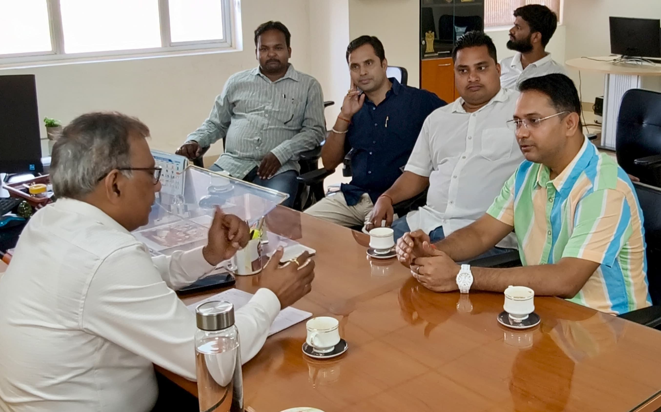 सांसद मनीष जायसवाल के निर्देश पर रंजन चौधरी ने प्राचार्य के समक्ष उठाए मरीजों से जुड़े गंभीर मुद्दे