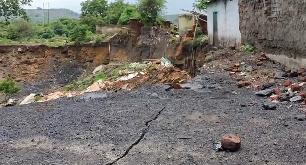 कतरास में जमीन धंसने से हड़कंप, प्रशासन और बीसीसीएल अलर्ट