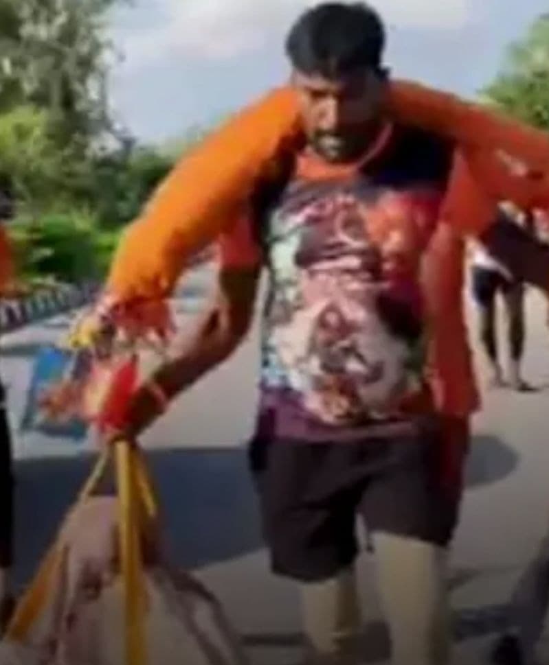 UP में दिखा कलयुग का ‘श्रवण कुमार’, कंधे पर मां-चाची को बैठाकर लाया 115 किलो की कांवड़
