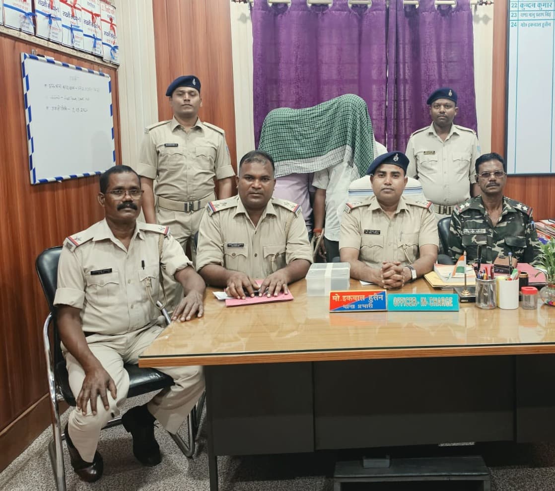 गिद्दी में लेवी-रंगदारी वसूलने पहुंचे दो युवक गिरफ्तार, ₹40 हजार बरामद