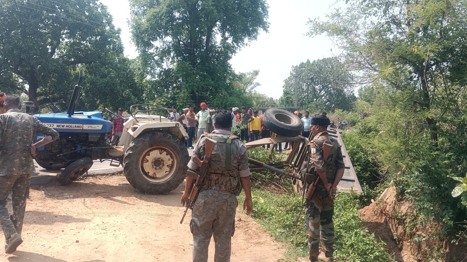 बालू लदा ट्रैक्टर पलटने से चालक की मौत 