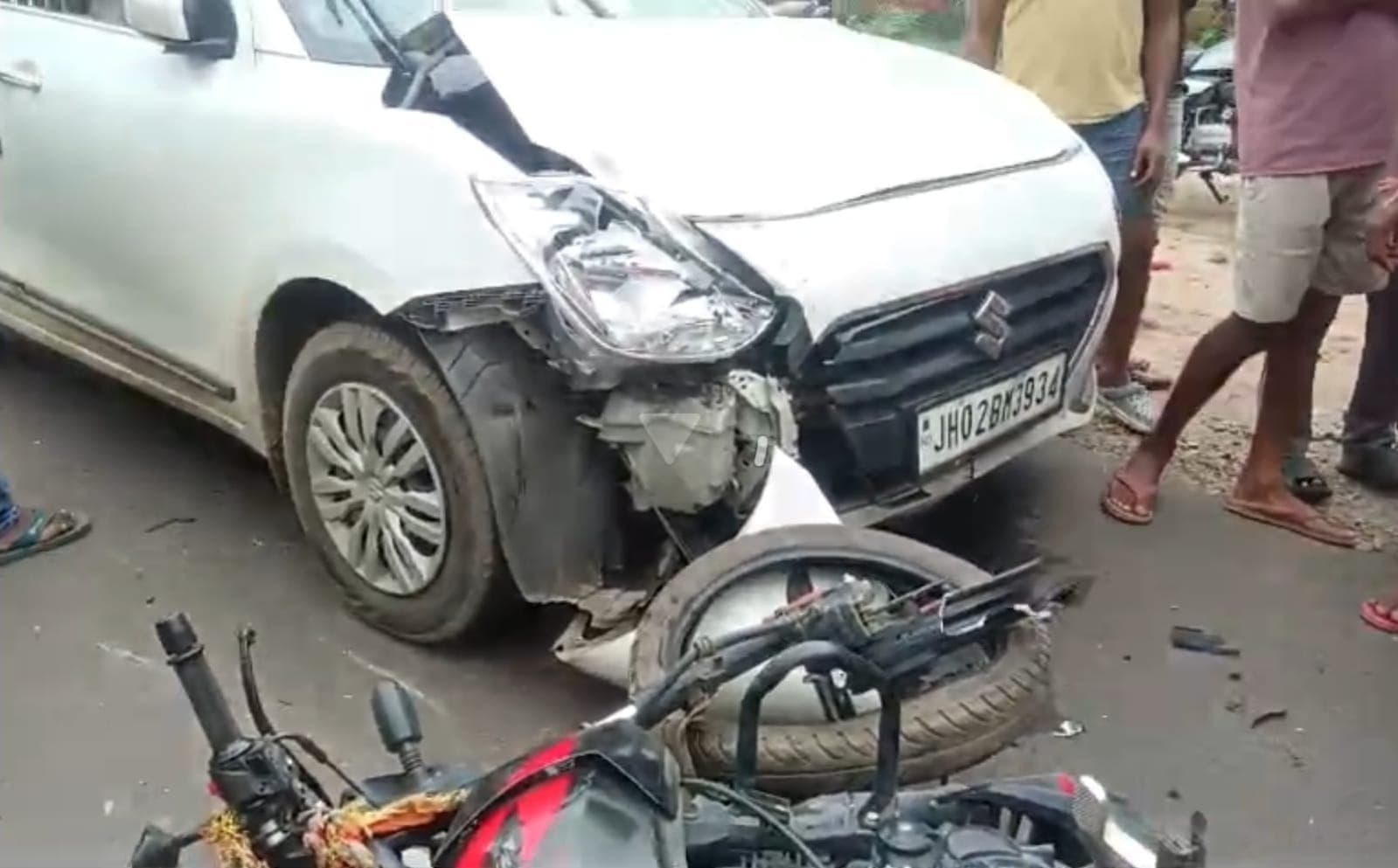 लालबंगला के पास कार-बाइक की सीधी टक्कर, युवक गंभीर रूप से घायल