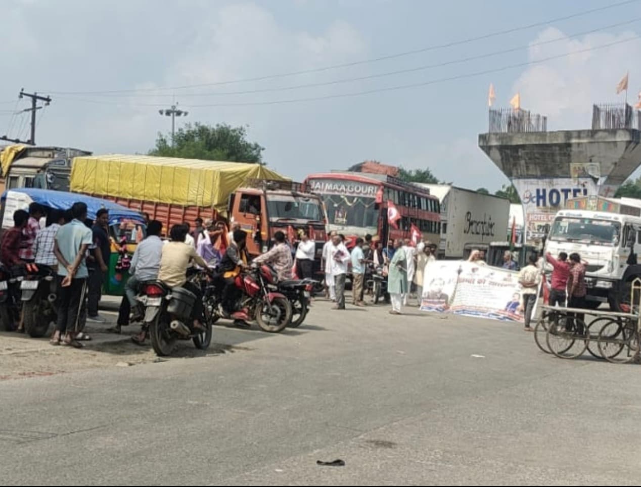 मांगों को लेकर जीटी रोड पर उतरे आंदोलनकारी, पुलिस के समझाने पर हटा जाम