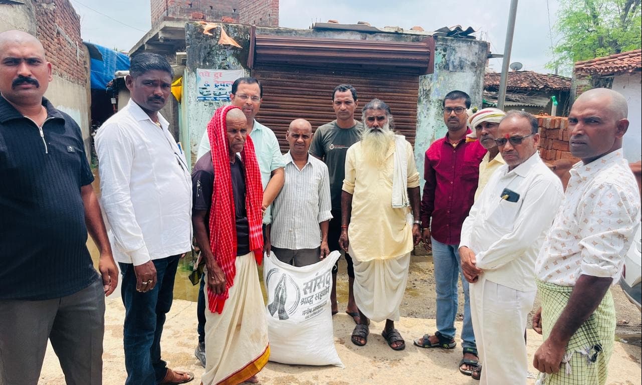 मृतक परिजनों को सांसद श्राद्ध सहयोग सामग्री प्रदान की गई