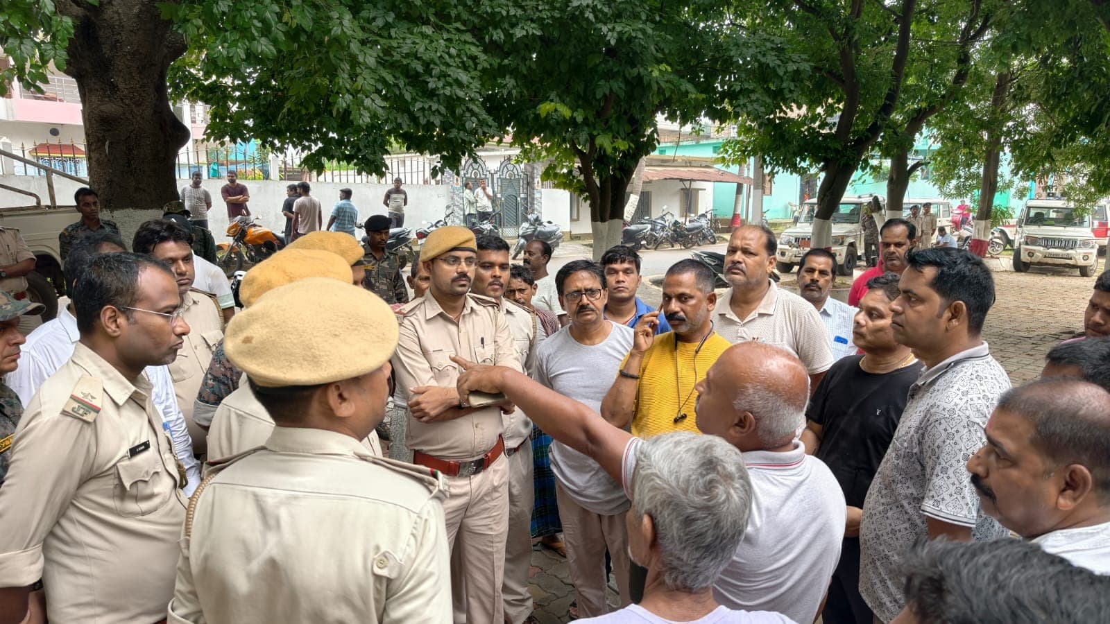 दुमका: महुआडंगाल में वन विभाग की छापेमारी, तीन घंटे तक चला हाई-वोल्टेज ड्रामा, कोई बरामदगी नहीं