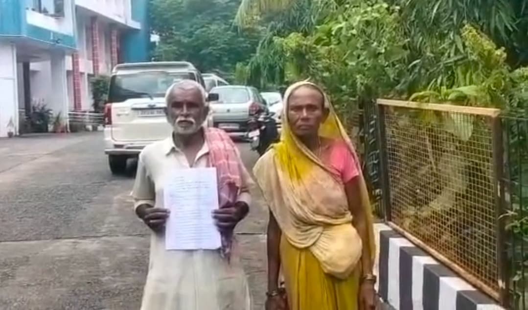 मनरेगा कूप हादसे में चालक की मौत, दो माह बाद भी कार्रवाई नहीं; न्याय के लिए भटक रहे बुजुर्ग माता-पिता