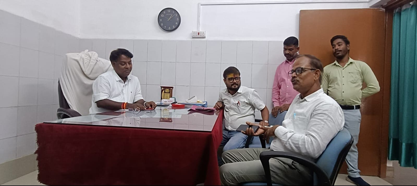 औचक जांच में स्वास्थ्य केंद्रों की हकीकत सामने आई, करमा में आधे से अधिक कर्मी नदारद