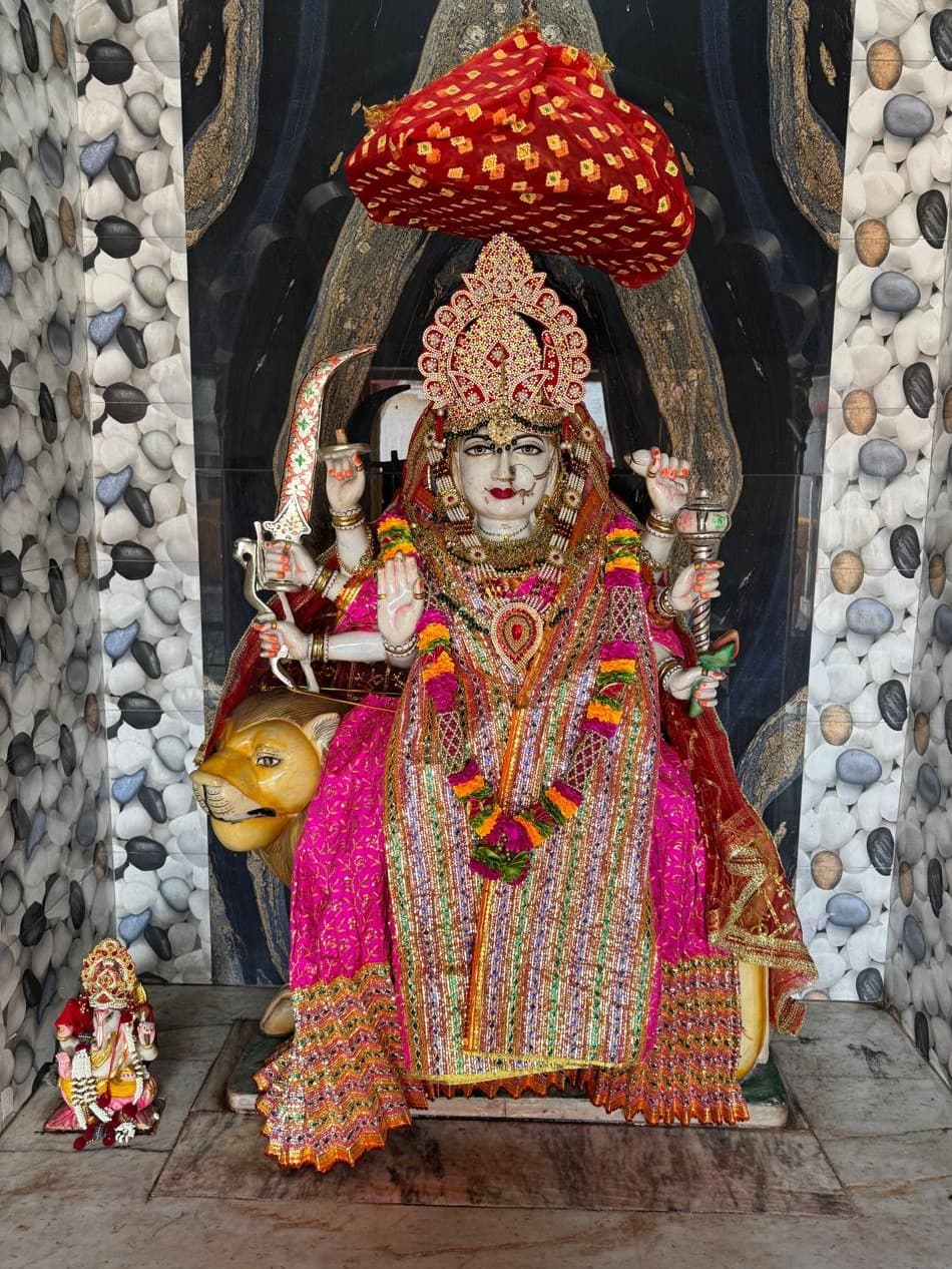 मांडू में धूमधाम से शुरू हुई शारदीय नवरात्र की पूजा अर्चना, मंदिरों में उमड़े श्रद्धालु 
