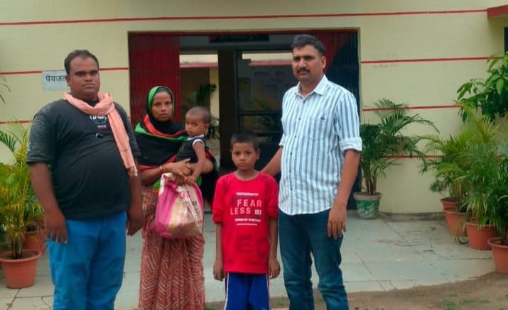 चार दिन बाद मिला मासूम, मांडू पुलिस ने परिजनों से मिलाकर लौटाई चेहरे की मुस्कान
