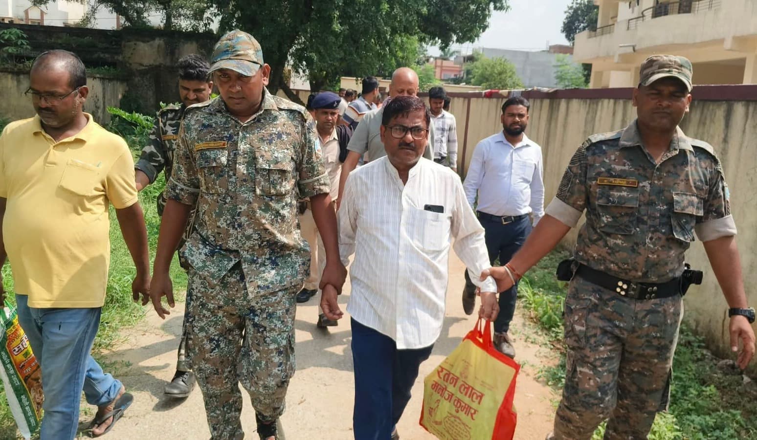 पेटरवार प्रखंड के प्रधान लिपिक 8 हजार रुपये रिश्वत लेते गिरफ्तार, एसीबी धनबाद की कार्रवाई से मचा हड़कंप