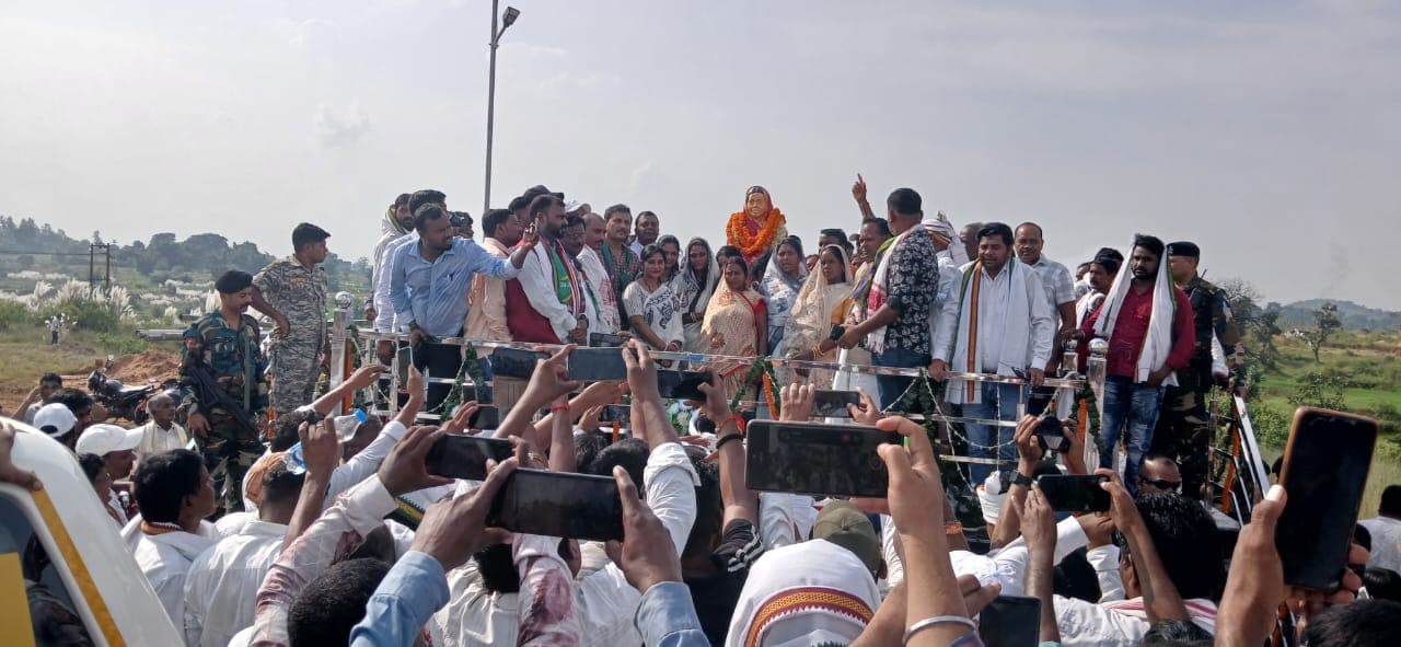 पूर्व उप मूख्यमंत्री व गिरिडीह सांसद ने बूमरी गांव में स्व. झूनिया देवी के प्रतिमा किया अनावरण