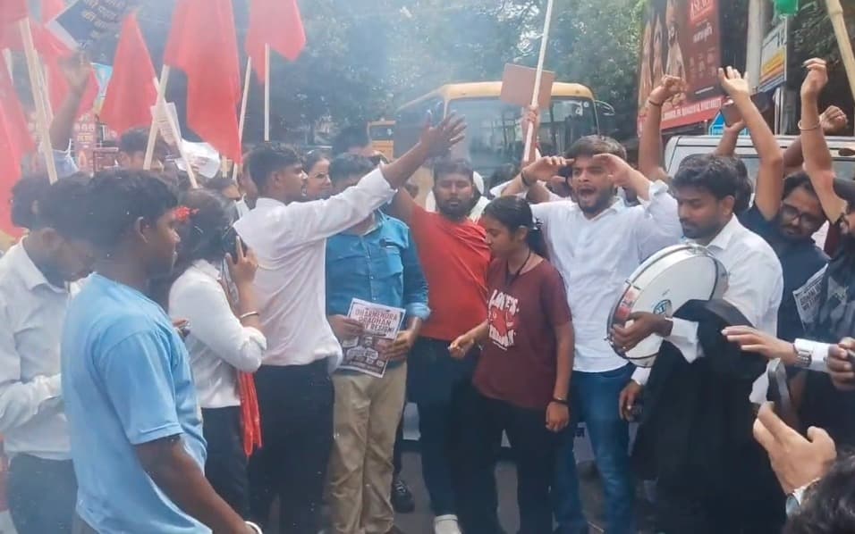 NEET पेपर लीक पर धनबाद में छात्रों का उबाल, शिक्षा मंत्री का पुतला फूंक जताया विरोध