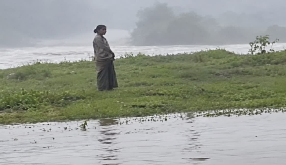 रांची में पति ने पत्नी को नदी में फेंका, रातभर टापू पर फंसी रही