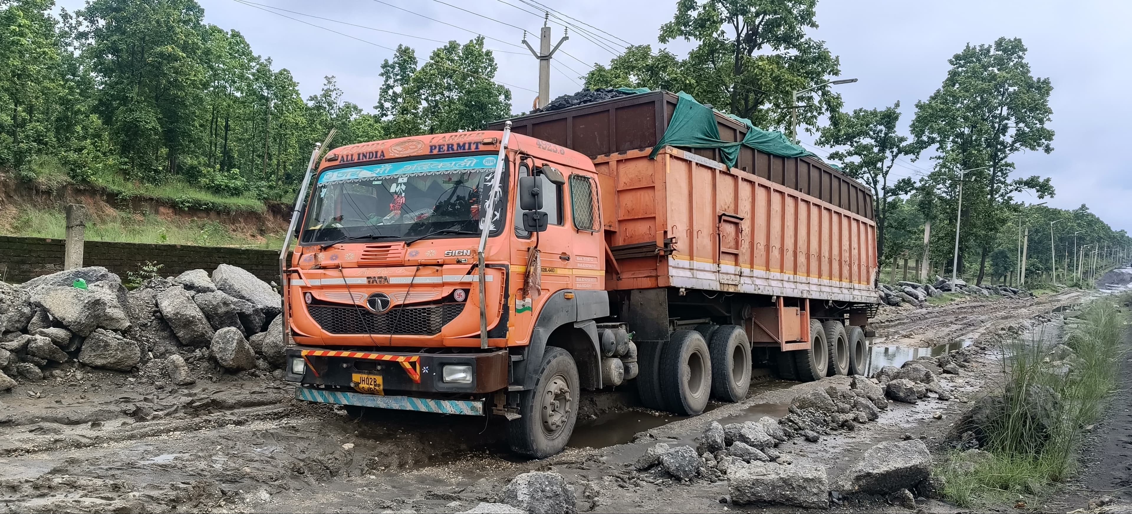 नहीं थम रहा अवैध कोयले का काला कारोबार, 60 टन कोयले से लदा ट्रेलर जब्त