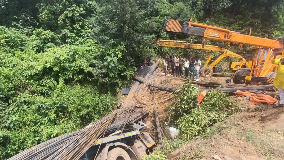 चूटुपालू घाटी में भीषण सड़क हादसा, दो लोगों की मौत से मचा हड़कंप