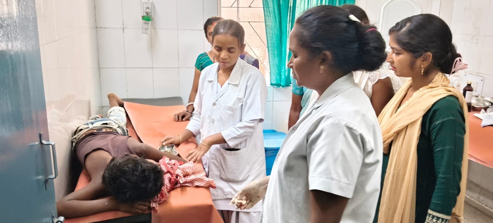 पेड़ से गिरकर बालक घायल, ग्रामीण ने दिखाई मानवता