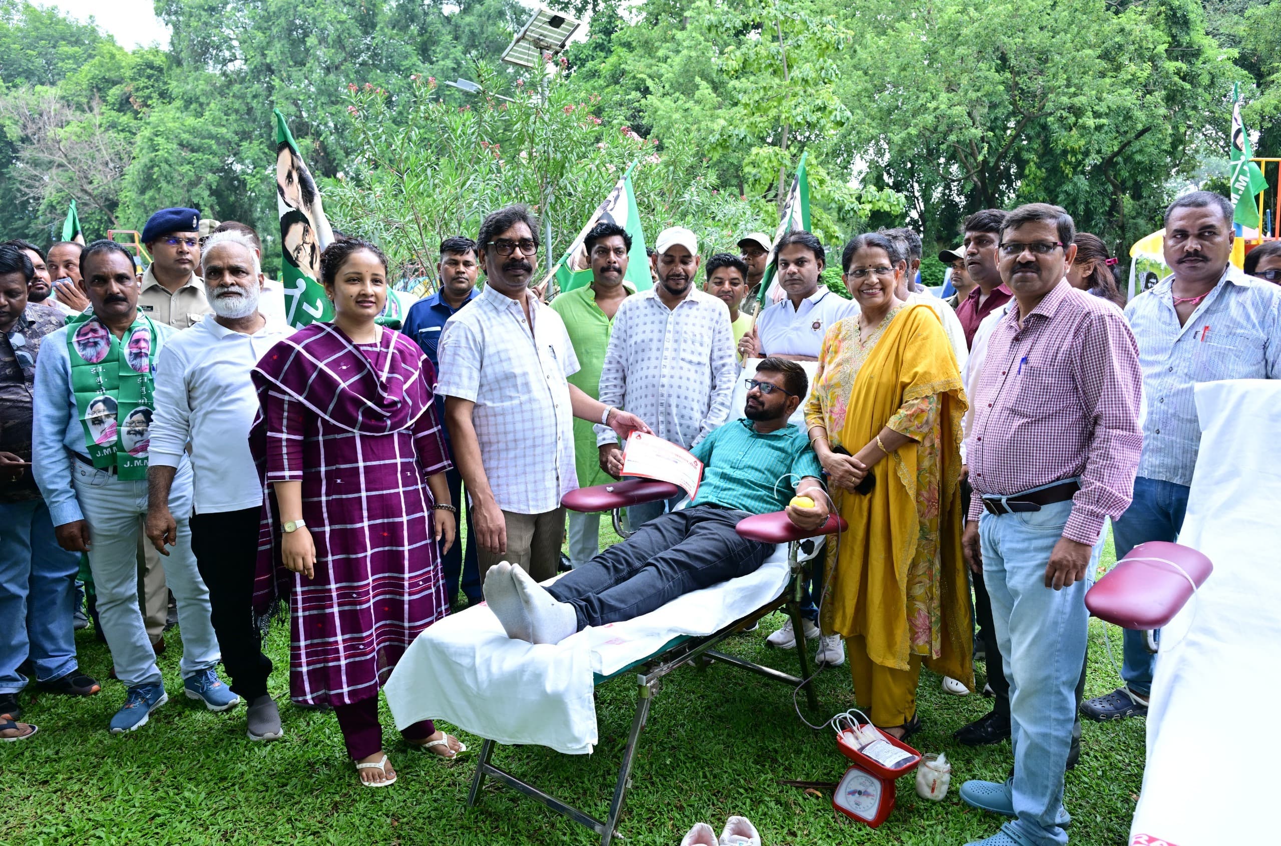 हूल दिवस पर रक्तदाताओं का मुख्यमंत्री ने बढ़ाया उत्साह, प्रशस्ति-पत्र देकर किया सम्मानित