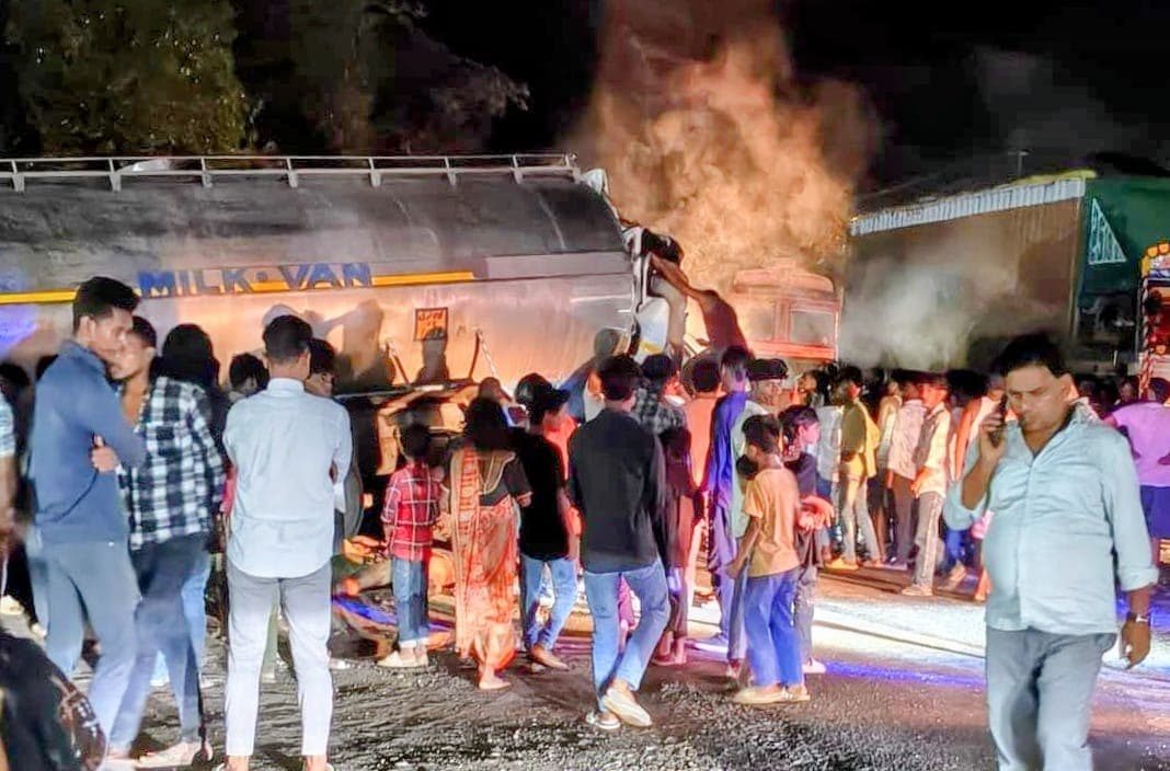 कोडरमा घाटी में दूध टैंकर ट्रेलर से टकराया, चालक उपचालक की मौत