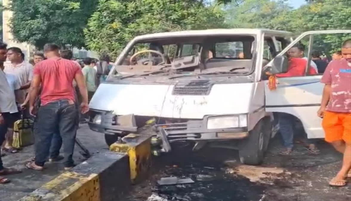 जमशेदपुर में डिवाइडर से टकराई स्कूल वैन, कई बच्चे घायल