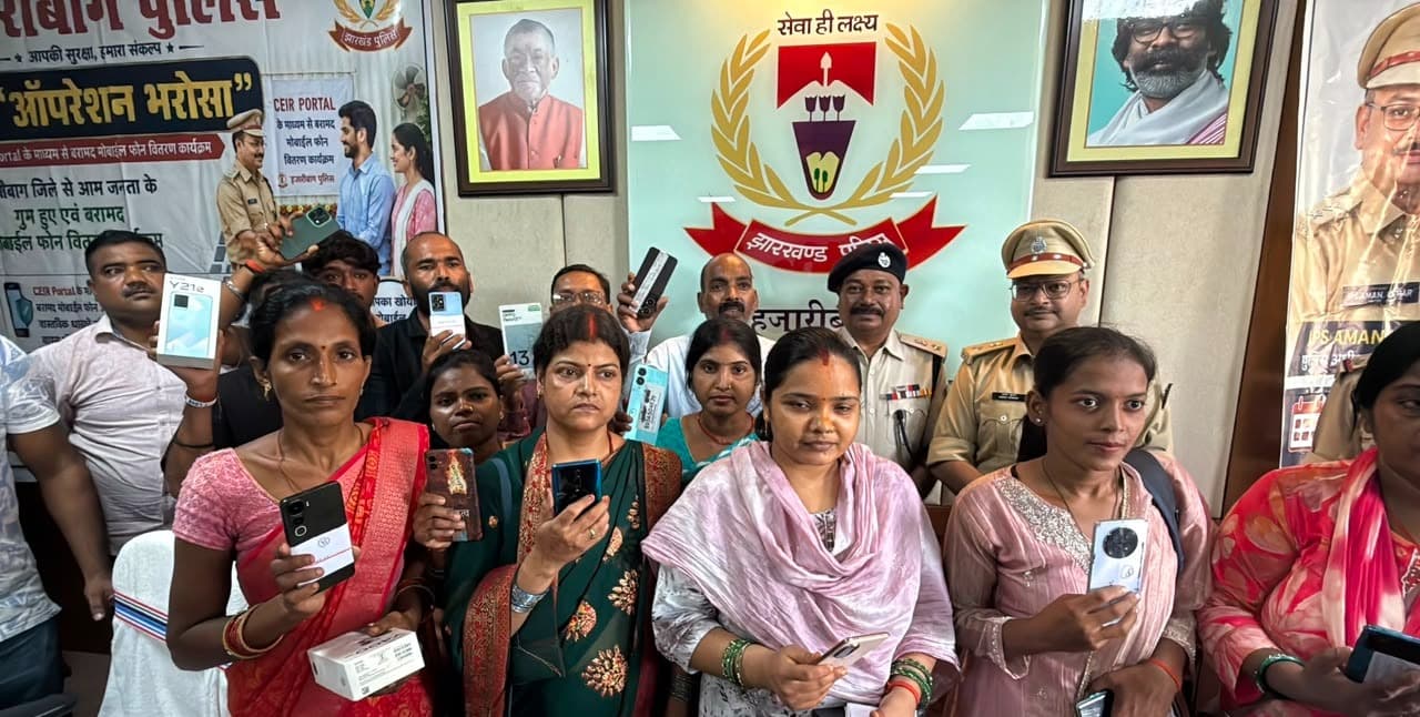65 गुम मोबाइल बरामद, हजारीबाग पुलिस ने असली मालिकों को लौटाया
