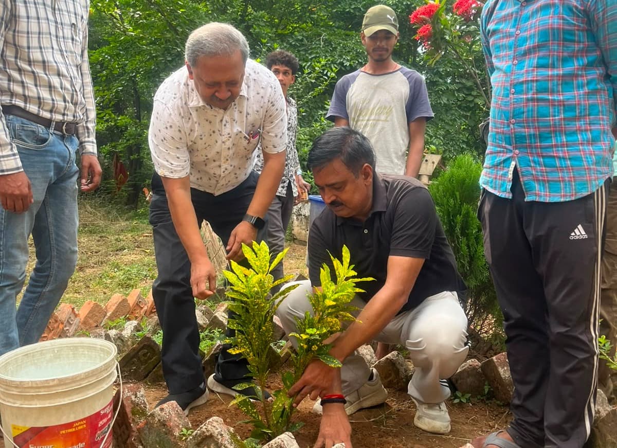 संत कोलंबस महाविद्यालय में स्वच्छता एवं वृक्षारोपण अभियान का सफल समापन