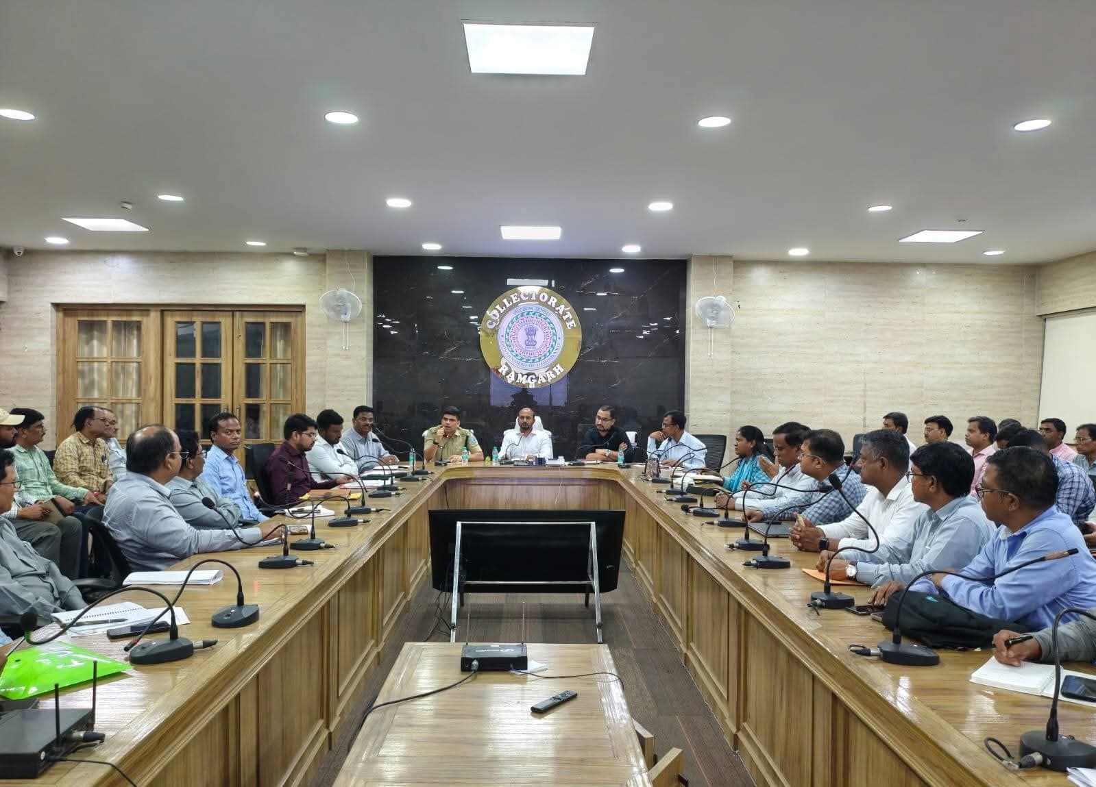 सड़क और खनन दुर्घटनाओं पर प्रशासन का सख्त रुख, उपायुक्त-एसपी ने सीसीएल और ट्रांसपोर्टर्स को दिए कड़े निर्देश